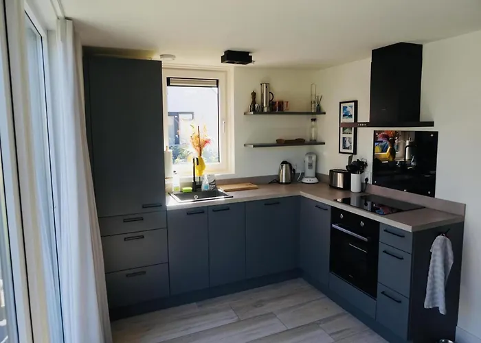 Beautiful Close To Beaches 度假居